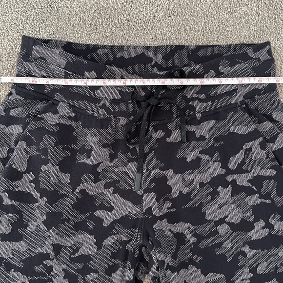 Like new Lululemon Scuba High-Rise Jogger Camo - Picture 4 of 8